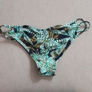 Volcom scrunch booty bikini bottom Small